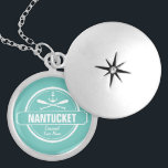 Nantucket, MORSA personlig namn, nautiska ankaret Berlockhalsband<br><div class="desc">Den här Nantucket, Massachusetts nautisk ankare och paddeldesign är personlig med din favoritstad, Nantucket-område eller strand (t.ex. Brant Point, Madaket, Siasconset, Surfside, Monomoy, Naushop, Miacomet osv.) och ditt namn (eller radering). Den här reflexen, vintage stil-designen har en vit cirkel, ankare, risskrapade paddlar och en fet banderoll som läser Nantucket. Perfekt...</div>