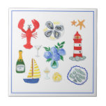 Nantucket/New England-Thned Kakelplatta<br><div class="desc">Lägg till en stänk av kustcharm i köket med dessa Nantucket-inspirerade dekorativa plattor, perfekt för skaldjursmålare, hummerbaker eller klambake firande. Dessa plattor är en roligt och en funktionell detalj för alla New England-stil-sammankomster och har klara vattenfärgsillustrationer av hummer, ostron, steamer och klassiska kustcocktails. Underbar för strandhus, party på bakgården eller...</div>