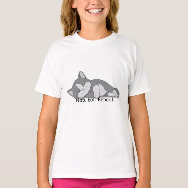 Nap Eat Repeat T-shirt – Cute Sleeping Cat Graphic (Framsida)