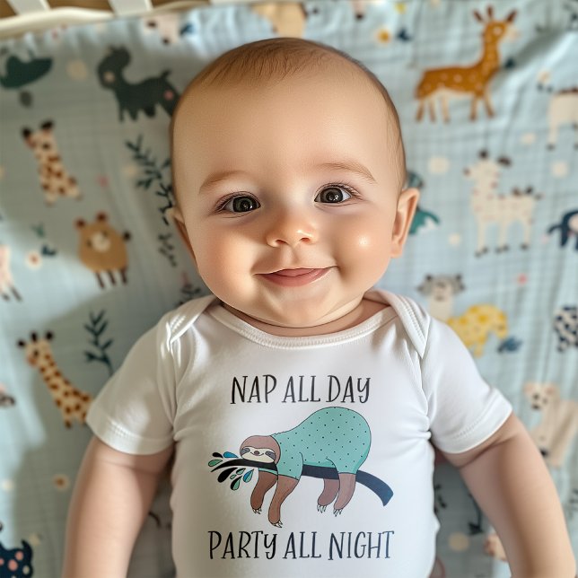 Nap hela dagen Party hela nattslöjan T Shirt (This adorable bodysuit will make the ideal baby shower gift for parents to be.)