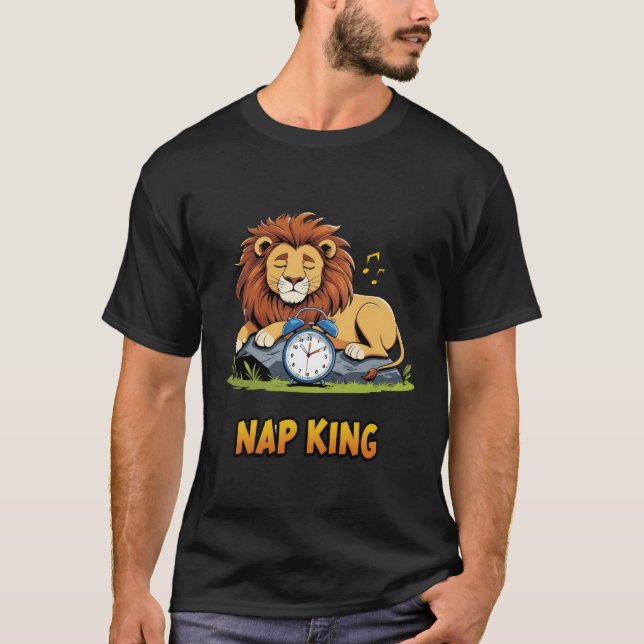 Nap Kung Funny Lejon T Shirt (Framsida)