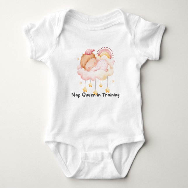 👶 ’Nap Queen in Training’ 👑 💤 T Shirt (Framsida)