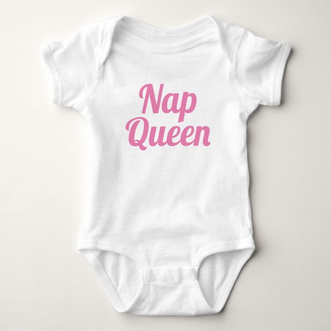 Nap Queen Rosa Slogan | Baby Bodykostym Tee (Framsida)