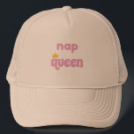Nap Queen Truckerkeps<br><div class="desc">"Stanna snyggt och håll dig till den här berömvärda "Nap Queen"-truckerkepsen! Med en mjuk beige färg och en lekfull rosa, "Nap Queen", full med ett litet krona, är den här hatten perfekt för lata dagar, avslappnader och gåvor till din favoritdrottning av kranar. Lätt och andligt - det är ditt tillbehör...</div>