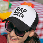 Nap Queen Truckerkeps<br><div class="desc">Hej,  lat flicka. Visa av kärlek för mitt-dags snooze med den här skarpa designen. Den svarta och vita truckerkepsen har en uppspelning på "Trap Queen" med "Nap Queen" i ren svart text.</div>