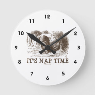 Nap Time (Wonderland Red Kung Snoring) Rund Klocka