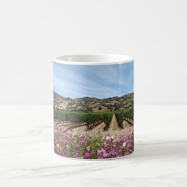 Napa Valley Vineyard med Cosmos Flowers Kaffemugg (Center)