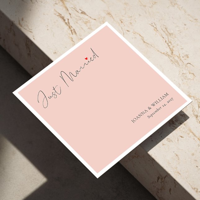 Napkins vid  Rosa Ny gifta Bröllop med Namn Pappersservett (Blush Pink Just Married Wedding Napkins with Names)