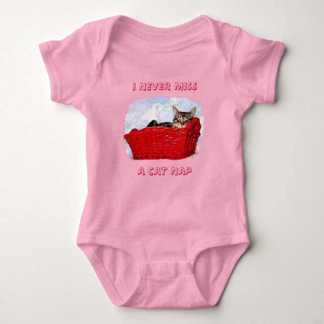 Napping Grått Tabby Kitten in Basket Personlig T Shirt (Framsida)