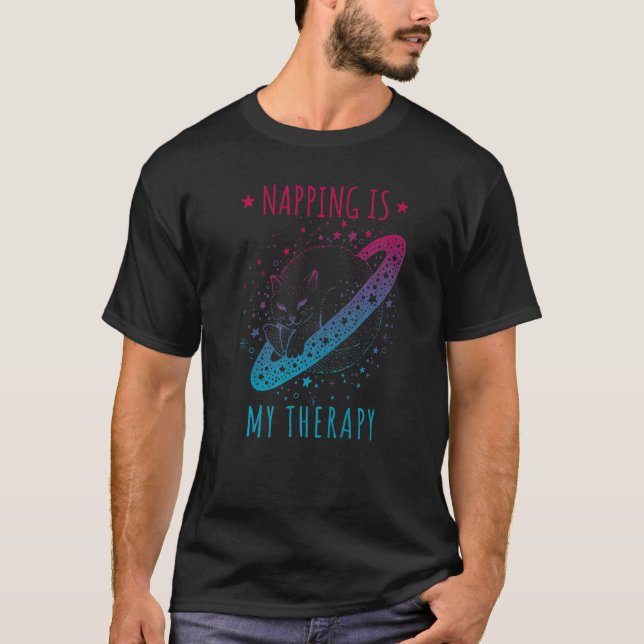 Napping is my therapy sleeping dreaming cosmic cat t shirt (Framsida)