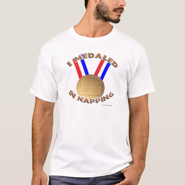 Napping Medal Champion Tecknad Slogan Tee Shirt (Framsida)
