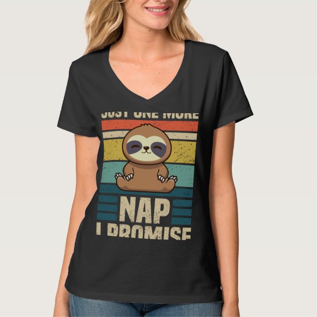 Napping Office Humor Statement &  Sloth T Shirt (Framsida)