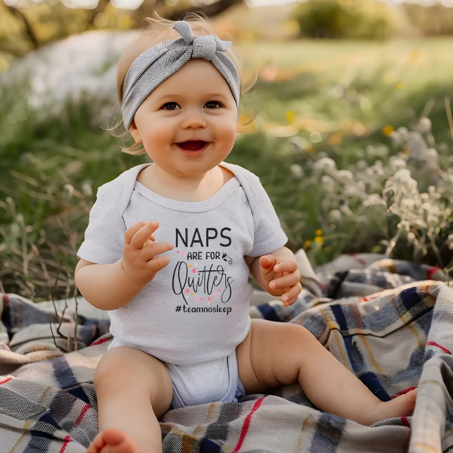 Naps är för citattecken med en svag citattecken t shirt (Naps Are For Quitters Funny Quote Baby Bodysuit)