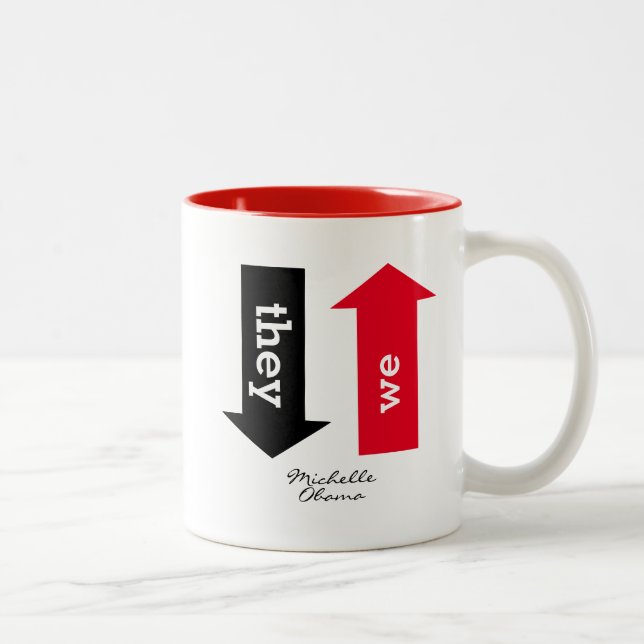 NÄR DE GÅR LÅNGT I Michelle Obama Två-Tonad Mugg (Höger)