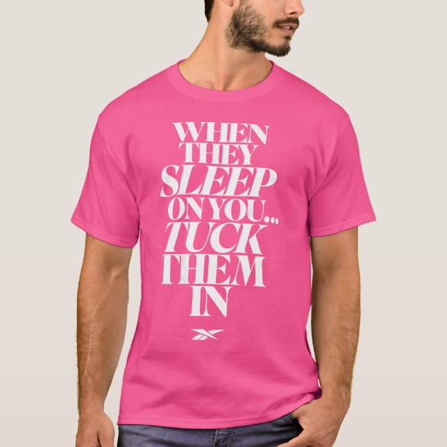 När de somnar på dig, vrider de in (på baksidan) t shirt (Framsida)