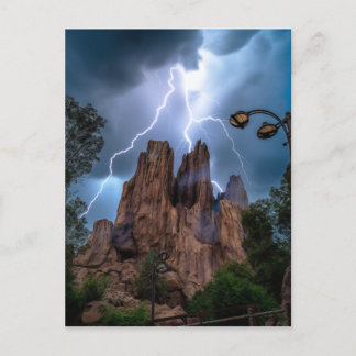 När det möts under blå himmel under berget. vykort