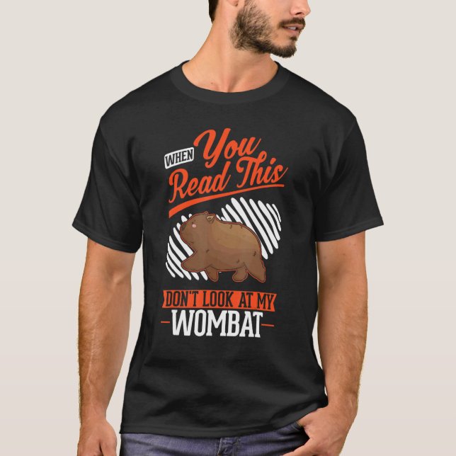När du läser det här, titta inte på min Wombat T Shirt (Framsida)