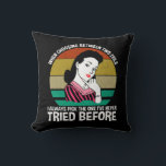 När du väljer mellan två bilder kudde<br><div class="desc">När jag väljer mellan två onda ting Plockor jag alltid det jag aldrig har försökt med. Det här retro sarkastiska, roliga citatteckentillhöret gör en underbar gag-gåva till en man eller kvinna som har rykte om sig att fatta dåliga beslut eller vara en bråkmakare, och kärlek sarkasm. Lustigt att säga design...</div>