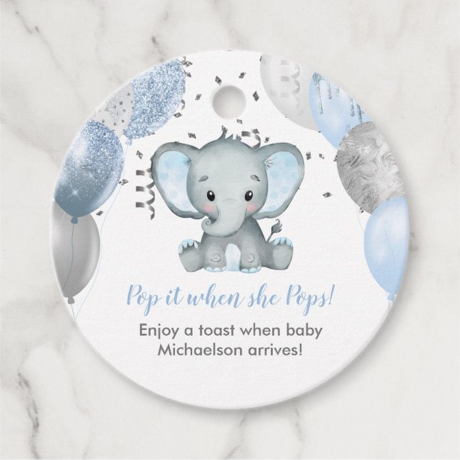 När hon slår blå elefantbabyskor gåvor etiketter (Framsida)