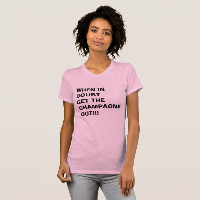 NÄR I TVIVEL FÅ CHAMPAGNEN UT!!! T-SHIRT (Hel framsida)