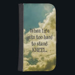 När Livet blir för svårt att stå upp, Kneel Quote Samsung S4 Plånboksfodral<br><div class="desc">När Livet blir för svårt att stå upp ger Kneel citat,  caseser. Inspirationellt kristet citat med vackert blå himmel med molnbakgrund. (Retrofilter används för effekt(</div>