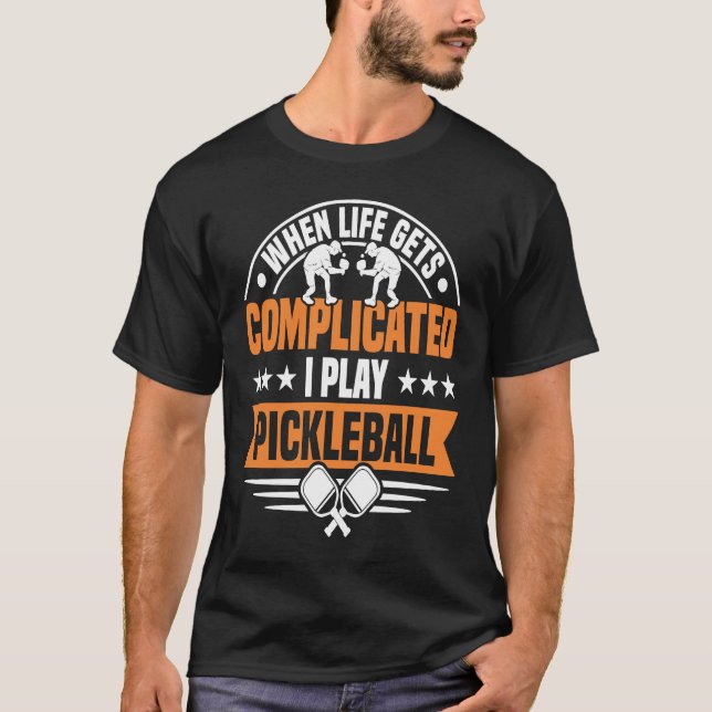 När livet blir komplicerat spelar du pickleball t shirt (Framsida)