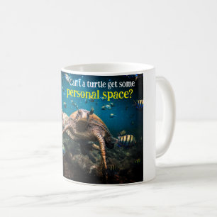 När livet får tuff simmar bara behållan. kaffemugg