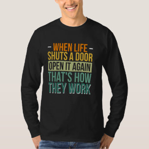 När livet stänger dörren igen är det så t shirt