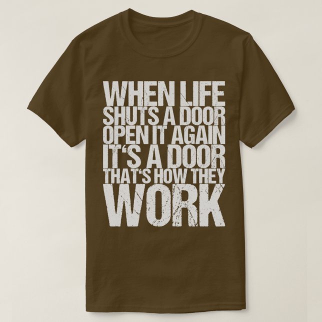 När livet stänger en dörr öppnar det igen sin dörr t shirt (Design framsida)