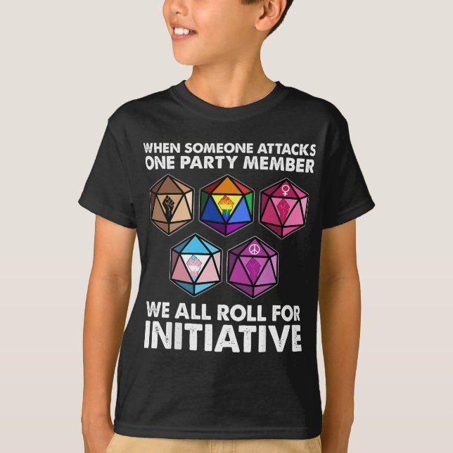 När någon attackerar en medlem i party, så ropar v t shirt (Framsida)