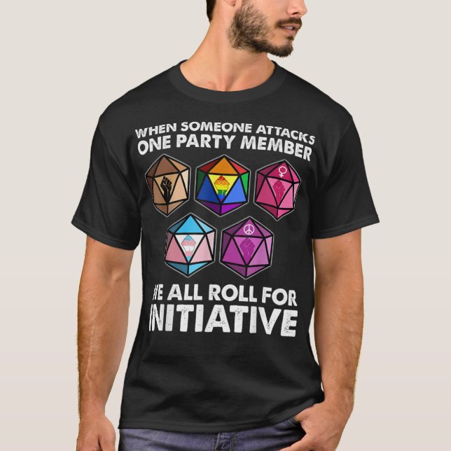 När någon attackerar en medlem i party t shirt (Framsida)