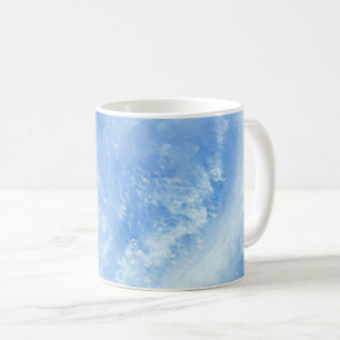 När oceanen vågar kraschar till kustvattenfärgen kaffemugg