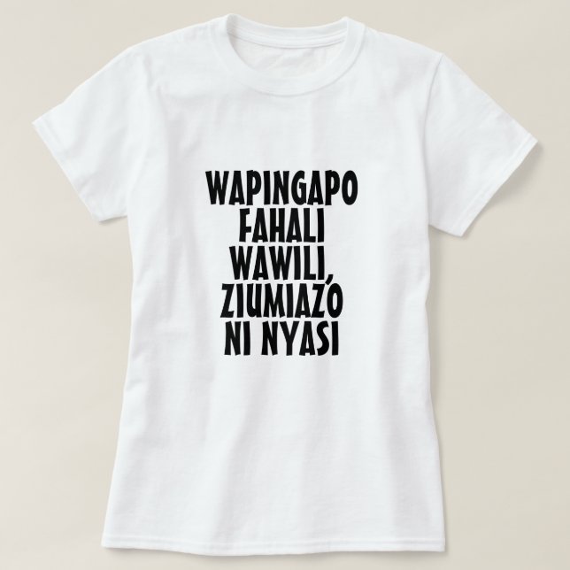 När två tjurar slåss är det gräset som drabbas t shirt (Design framsida)