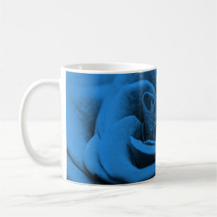 Nära blå röd ros, makroskönhet. kaffemugg