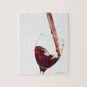 Nära det röda vin som hälls i glas på pussel