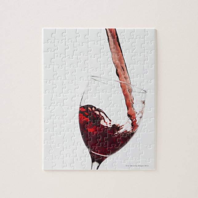 Nära det röda vin som hälls i glas på pussel (Vertikal)