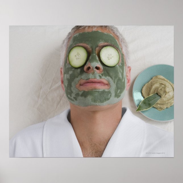 Nära en mogen man som ljuger ner med ansikte poster (Framsidan)