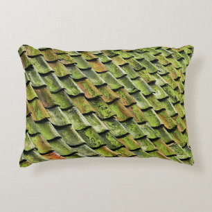 Nära foto av grönten shingle tak prydnadskudde