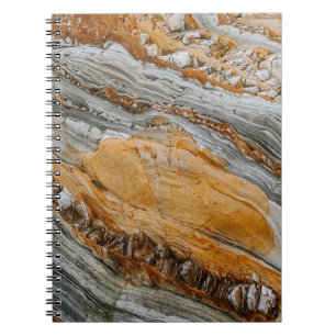 Nära fotografi av grått- och orange-stenar anteckningsbok