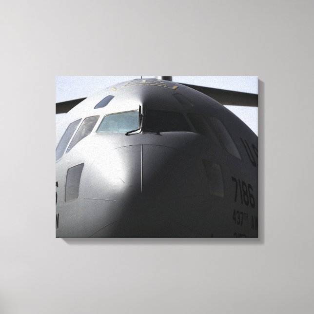 Nära fram till C-17 Globemaster III Canvastryck (Framsida)