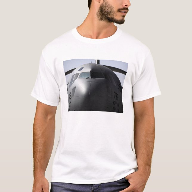 Nära fram till C-17 Globemaster III T Shirt (Framsida)