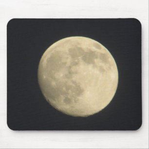 Nära Full Moon i Natten Himlar Musmatta