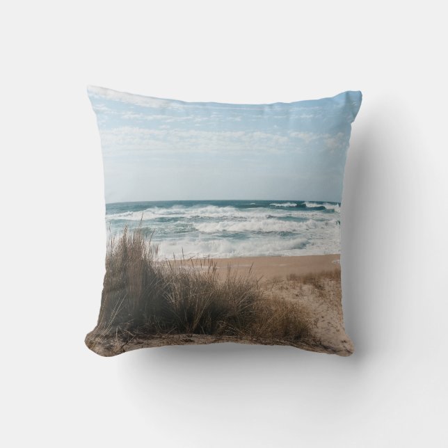 NÄRA HAVET AV BRÖSTKALL UNDER BLÅ HIMMEL KUDDE (Framsida)