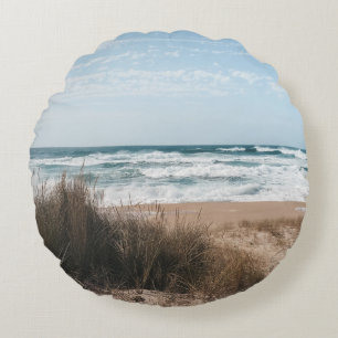 NÄRA HAVET AV BRÖSTKALL UNDER BLÅ HIMMEL RUND KUDDE
