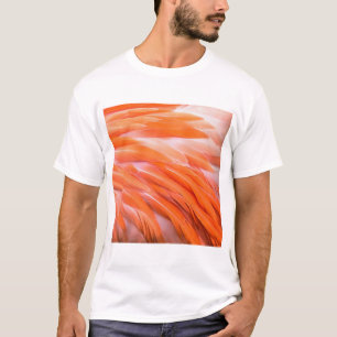 Nära korall och Rosa konstfjädrar T Shirt