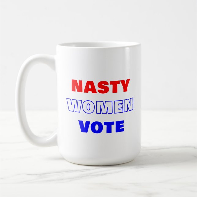 Nära kvinnor röstar kaffemugg (Vänster)
