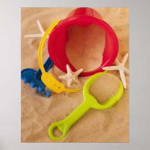 Nära leksaker på sand poster