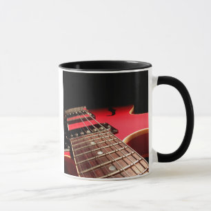 Nära övre för elektrisk gitarr - rött original mugg