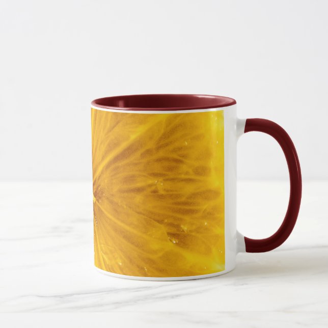 Nära övre för ljus färgrik citron mugg (Höger)