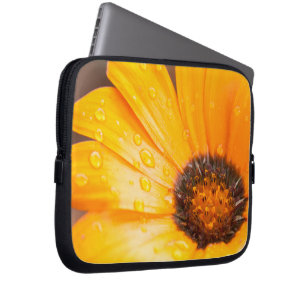Nära övre för orange daisy för vår prålig laptop fodral